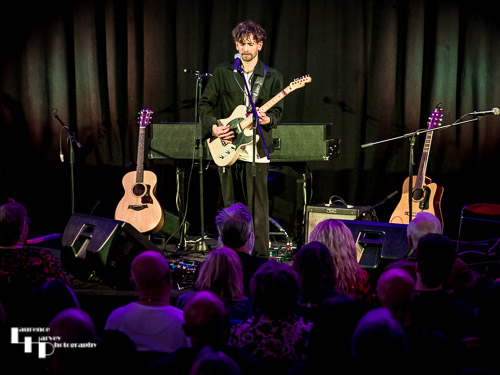 Félix Rabin on guitar & vocals