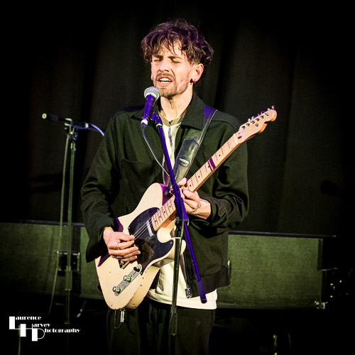 Félix Rabin on guitar & vocals