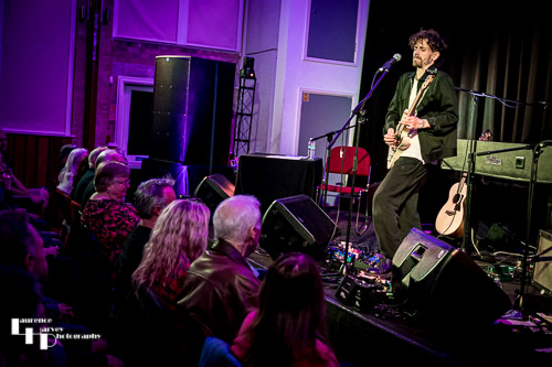 Félix Rabin on guitar & vocals