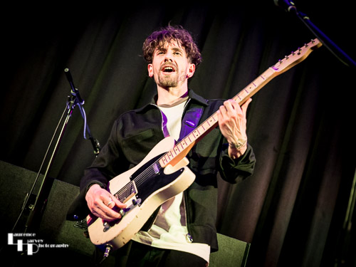 Félix Rabin on guitar & vocals