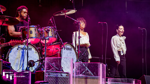 Lemar Carter on drums, Jade MacRae & Dannielle De Andrea on backing vocals