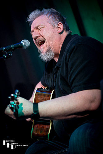 Stevie Nimmo on guitar & vocals