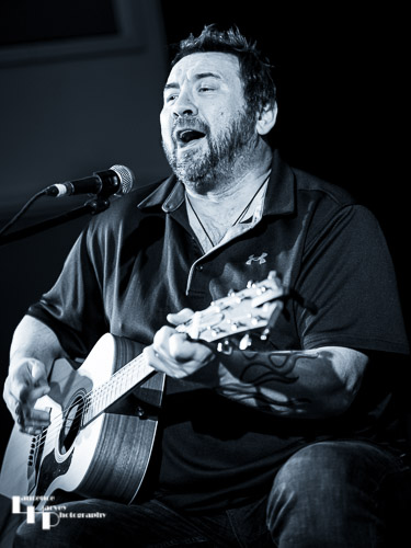 Alan Nimmo on guitar & vocals