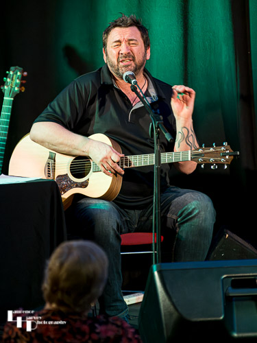 Alan Nimmo on guitar & vocals