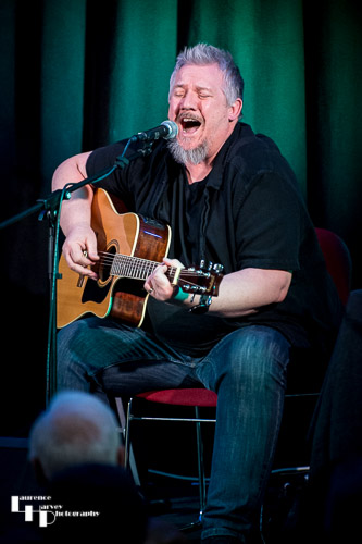 Stevie Nimmo on guitar & vocals