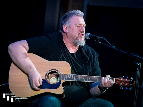 Stevie Nimmo on guitar & vocals