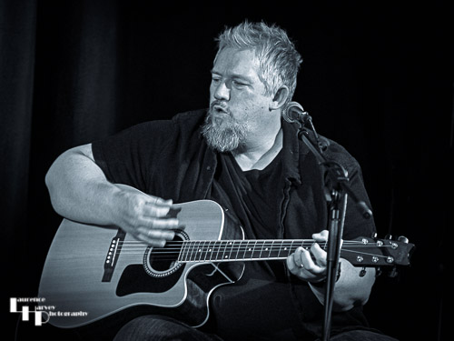 Stevie Nimmo on guitar & vocals