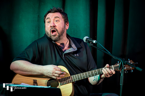 Alan Nimmo on guitar & vocals