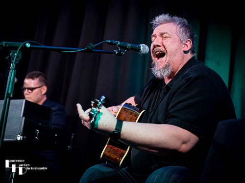 Stevie Nimmo on guitar & vocals