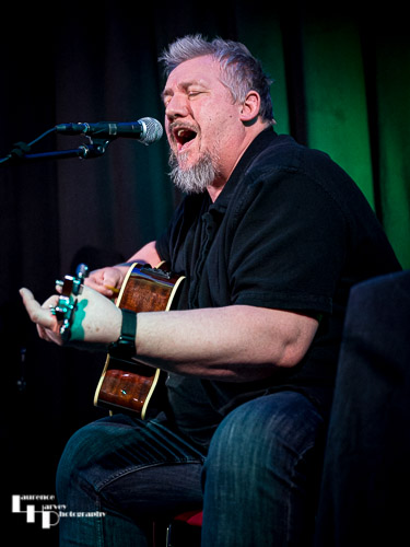 Stevie Nimmo on guitar & vocals