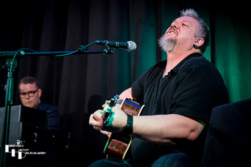 Stevie Nimmo on guitar & vocals