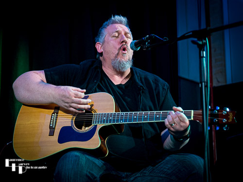 Stevie Nimmo on guitar & vocals