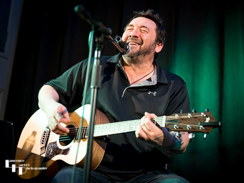 Alan Nimmo on guitar & vocals