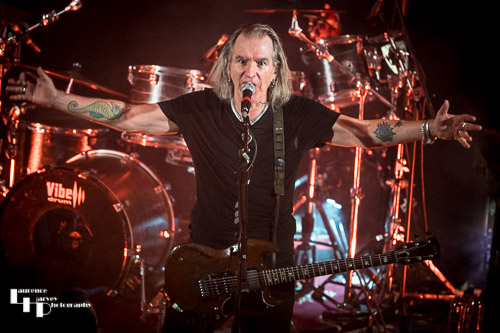 Justin Sullivan on vocals & guitar