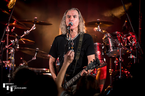 Justin Sullivan on vocals & guitar