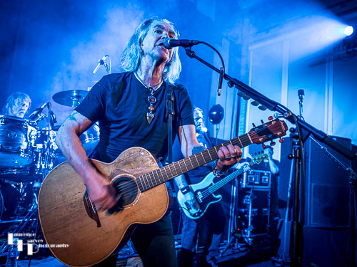 Justin Sullivan on vocals & guitar