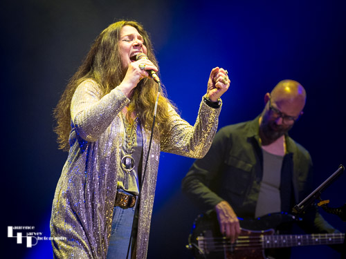 Sari Schorr on vocals, Carl Stanbridge on bass
