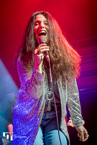Sari Schorr on vocals