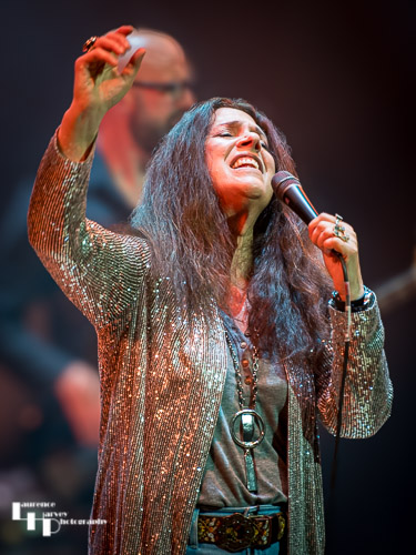 Sari Schorr on vocals