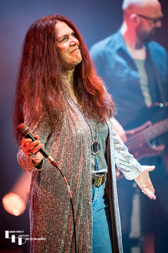 Sari Schorr on vocals