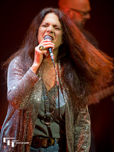 Sari Schorr on vocals