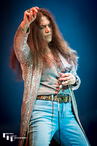 Sari Schorr on vocals