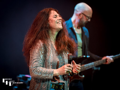 Sari Schorr on vocals