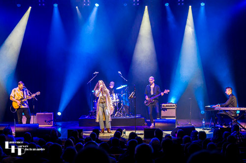 Sari Schorr & her band on stage at The Apex