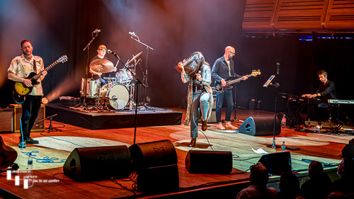 Sari Schorr & her band on stage at The Apex