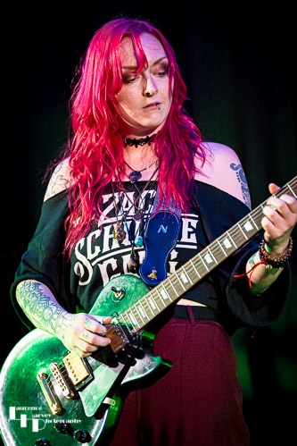 Steph Ashcroft on vocals & guitar