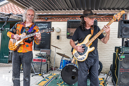Andy Broad on vocals & guitar, Simon Tufnail on bass
