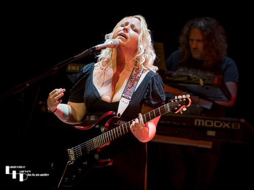 Chantel McGregor on vocals & guitar