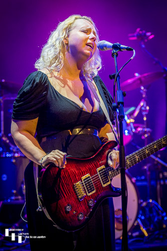 Chantel McGregor on vocals & guitar