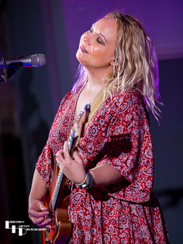 Chantel McGregor on vocals & guitar
