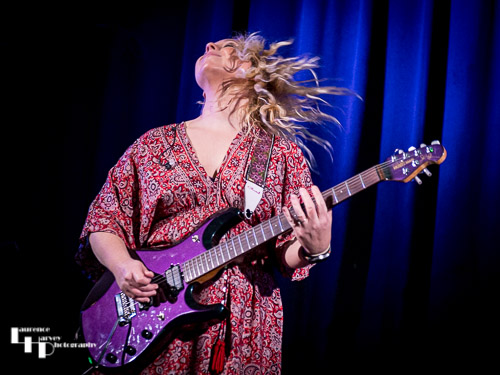 Chantel McGregor on vocals & guitar