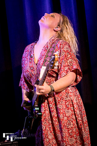 Chantel McGregor on vocals & guitar