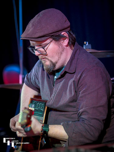Mark ‘Boweevil’ Howes on guitar