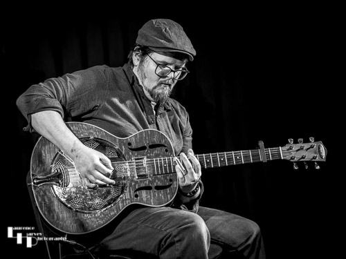 Mark ‘Boweevil’ Howes on guitar