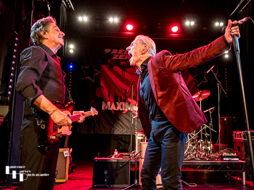Robert Kane on vocals, Gordon Russell on guitar