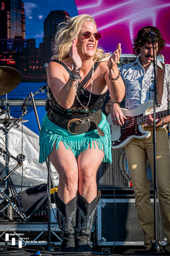 Elles Bailey on vocals
