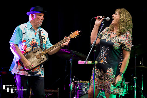 Chrissy Sands on vocals, Rob Sands on guitar