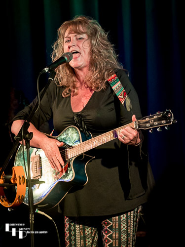 Chrissy Sands on vocals & acoustic guitar