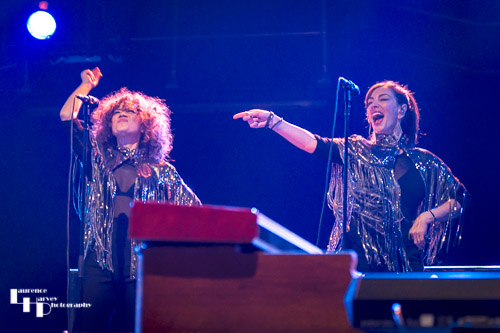 Jade MacRae & Dannielle De Andrea on backing vocals
