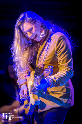 Joanne Shaw Taylor on vocals & guitar