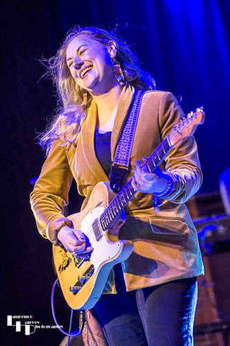 Joanne Shaw Taylor on vocals & guitar