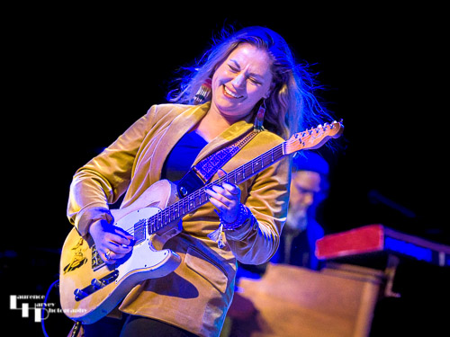 Joanne Shaw Taylor on vocals & guitar