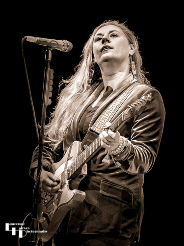 Joanne Shaw Taylor on vocals & guitar