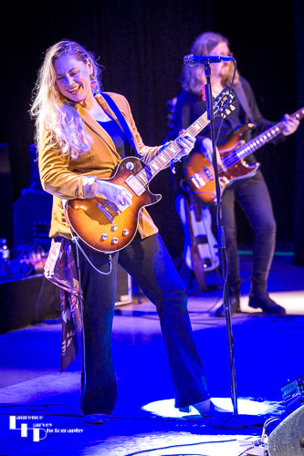 Joanne Shaw Taylor on vocals & guitar