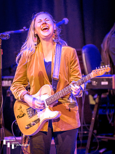 Joanne Shaw Taylor on vocals & guitar