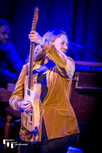 Joanne Shaw Taylor on vocals & guitar